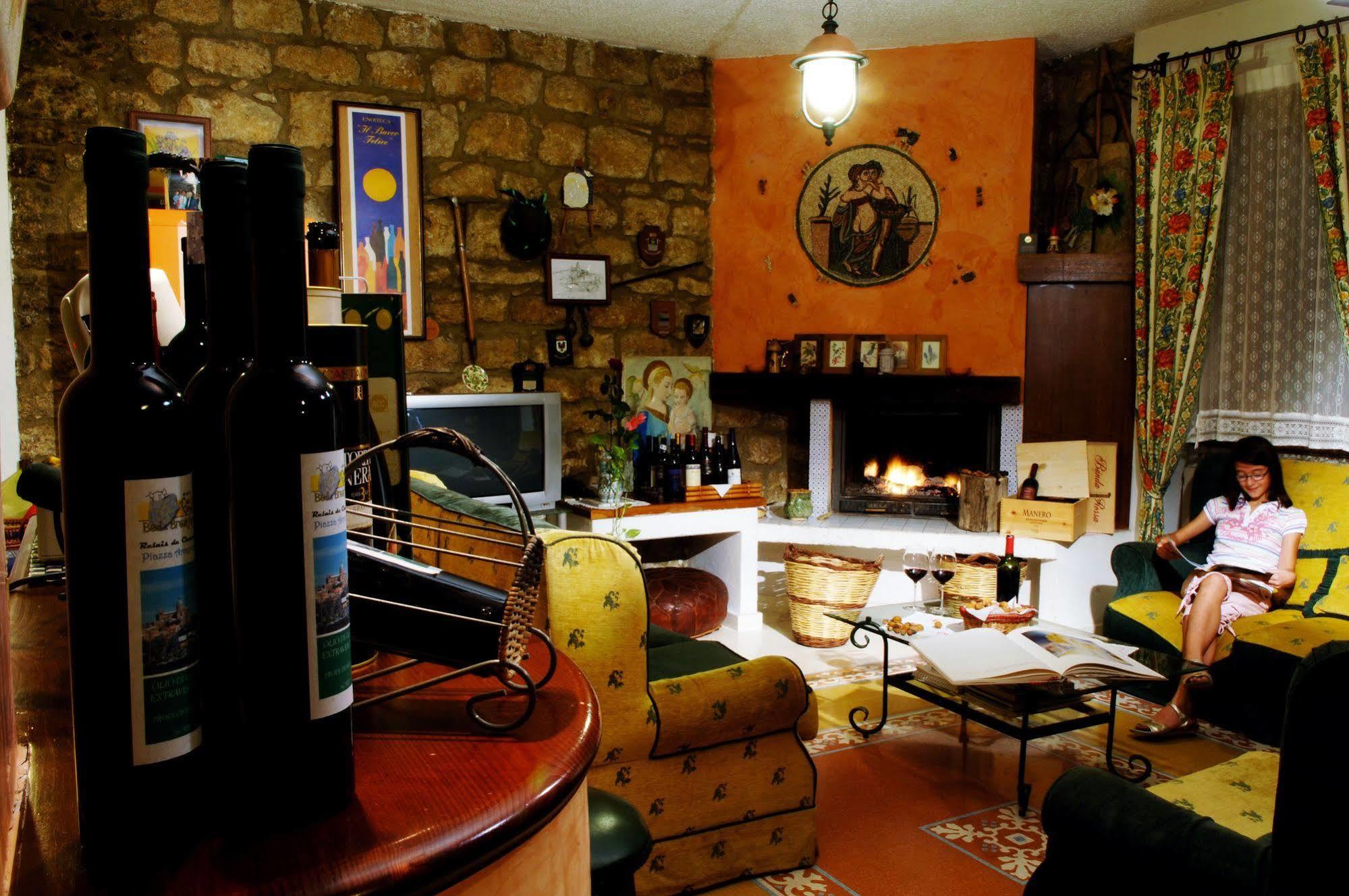 לינה וארוחת בוקר פיאצה ארמרינה La Casa Sulla Collina D'Oro מראה חיצוני תמונה