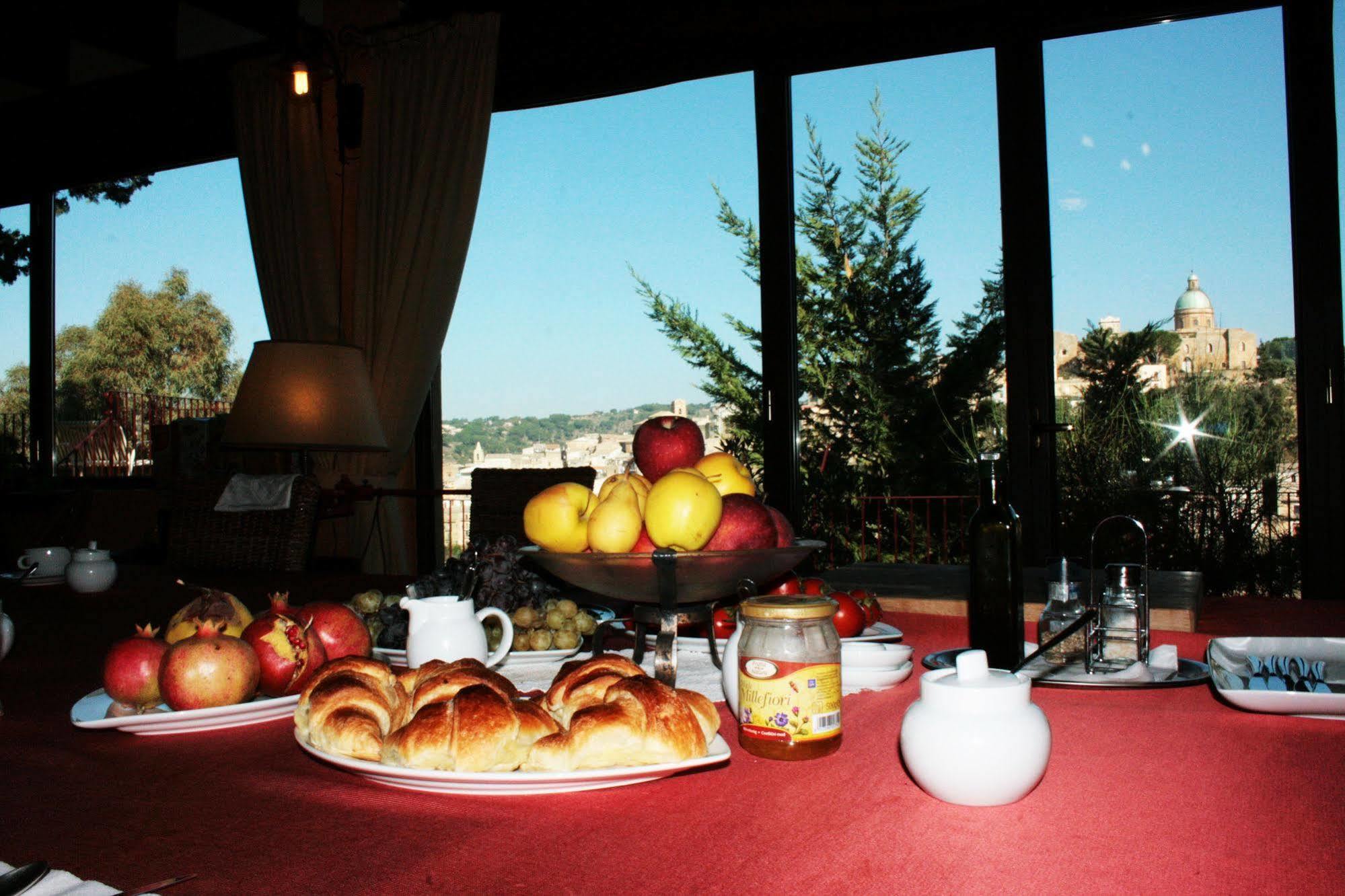 לינה וארוחת בוקר פיאצה ארמרינה La Casa Sulla Collina D'Oro מראה חיצוני תמונה