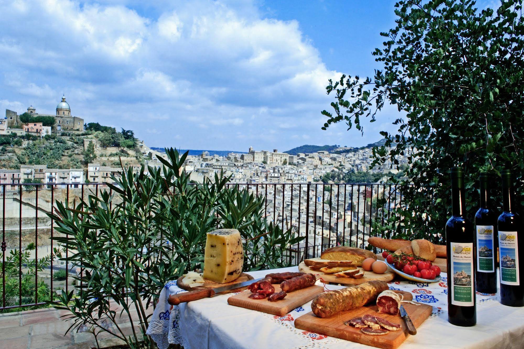 לינה וארוחת בוקר פיאצה ארמרינה La Casa Sulla Collina D'Oro מראה חיצוני תמונה