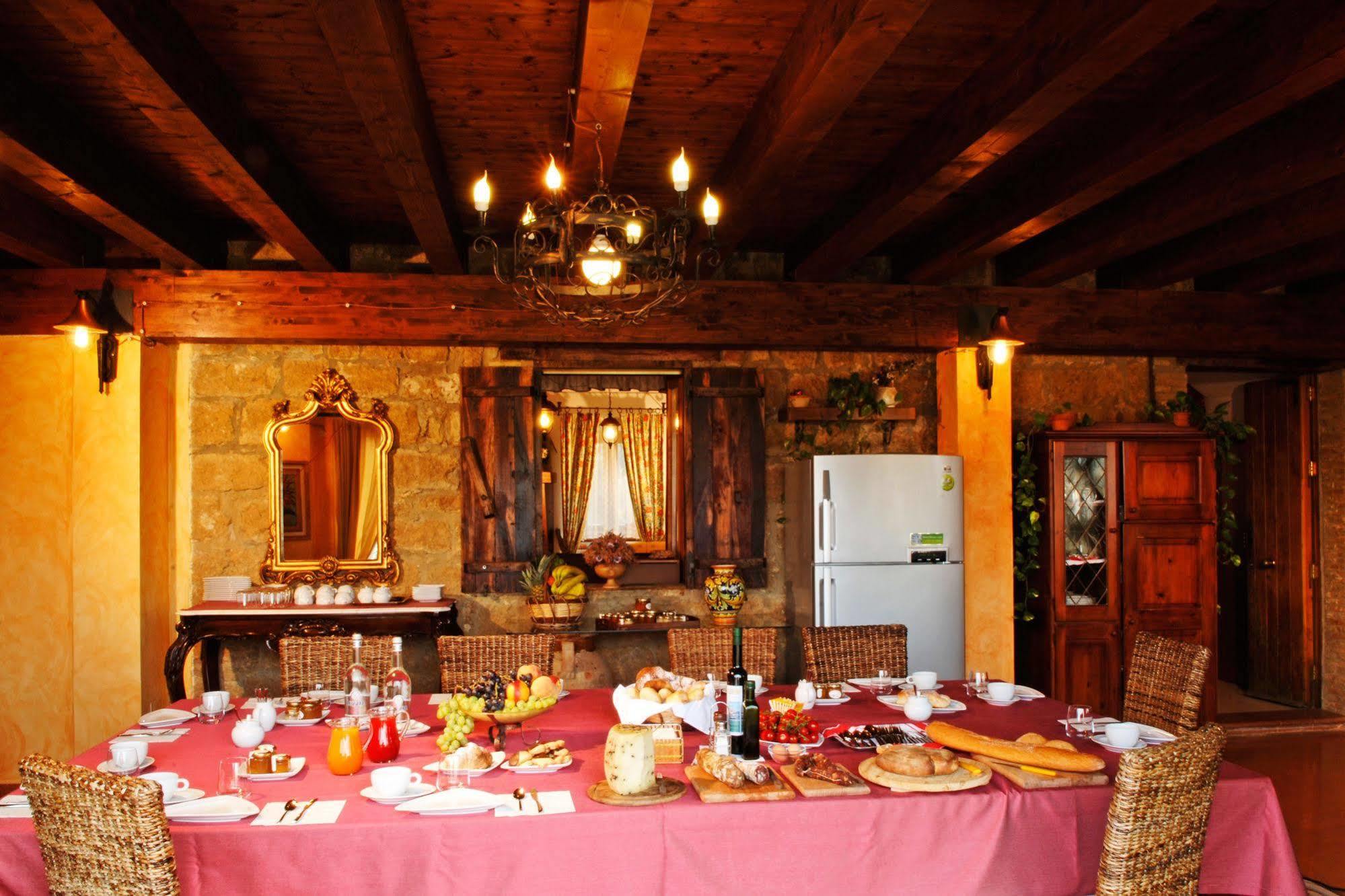 לינה וארוחת בוקר פיאצה ארמרינה La Casa Sulla Collina D'Oro מראה חיצוני תמונה