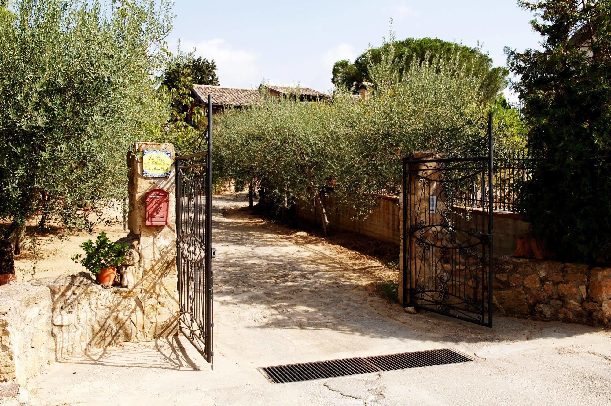 לינה וארוחת בוקר פיאצה ארמרינה La Casa Sulla Collina D'Oro מראה חיצוני תמונה